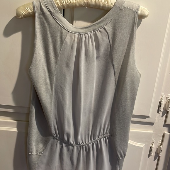 Sleeveless top mix of silk and cotton. The back is sheer silk.  Leroy & perry - Picture 4 of 7